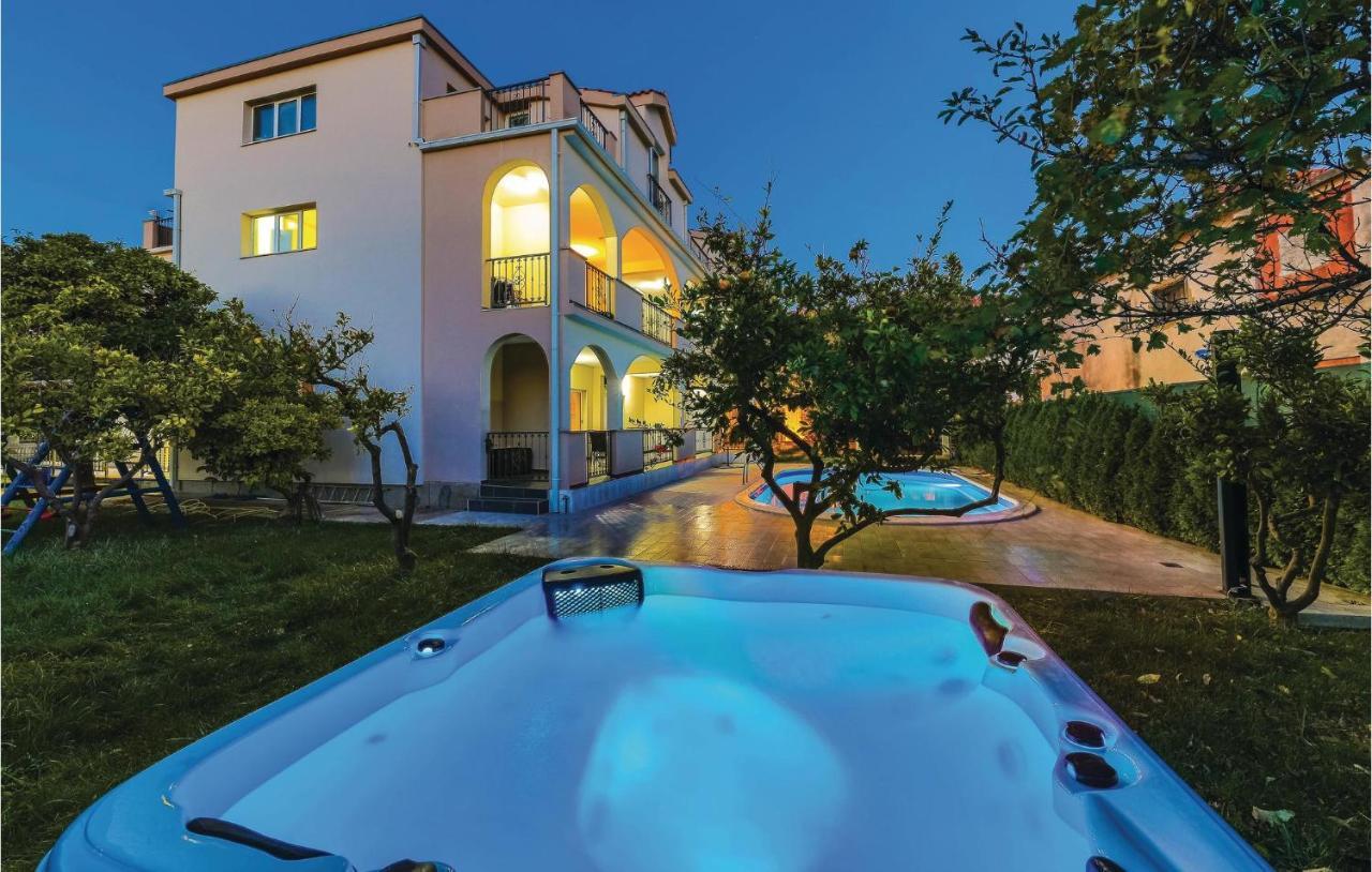 Lovely Apartment In Kastel Stafilic With Jacuzzi Kaštela Esterno foto