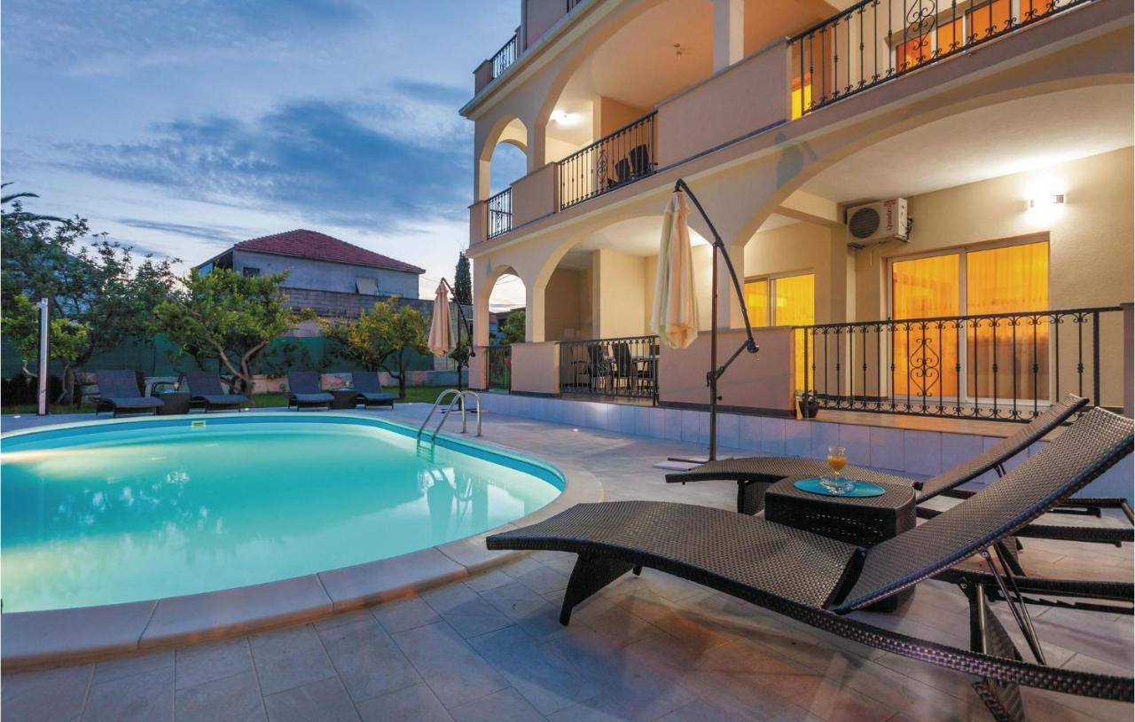 Lovely Apartment In Kastel Stafilic With Jacuzzi Kaštela Esterno foto
