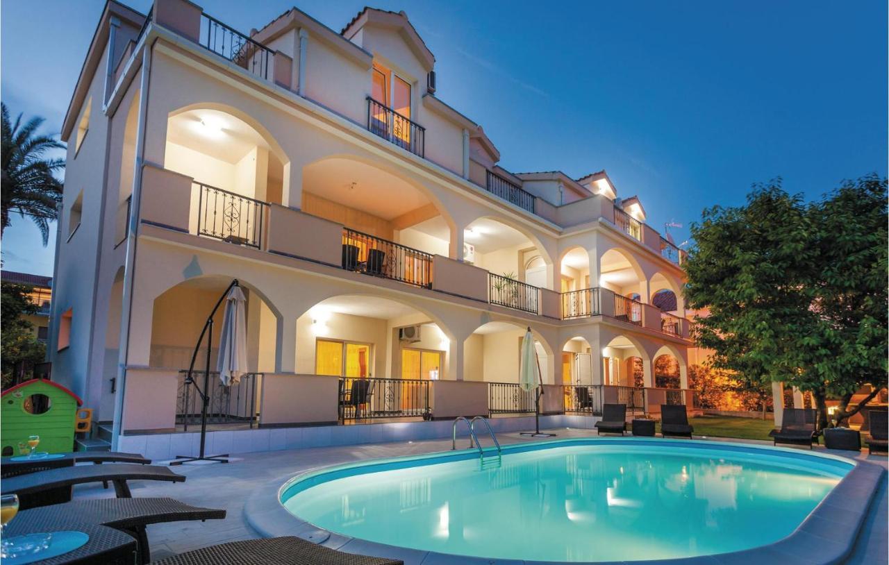 Lovely Apartment In Kastel Stafilic With Jacuzzi Kaštela Esterno foto