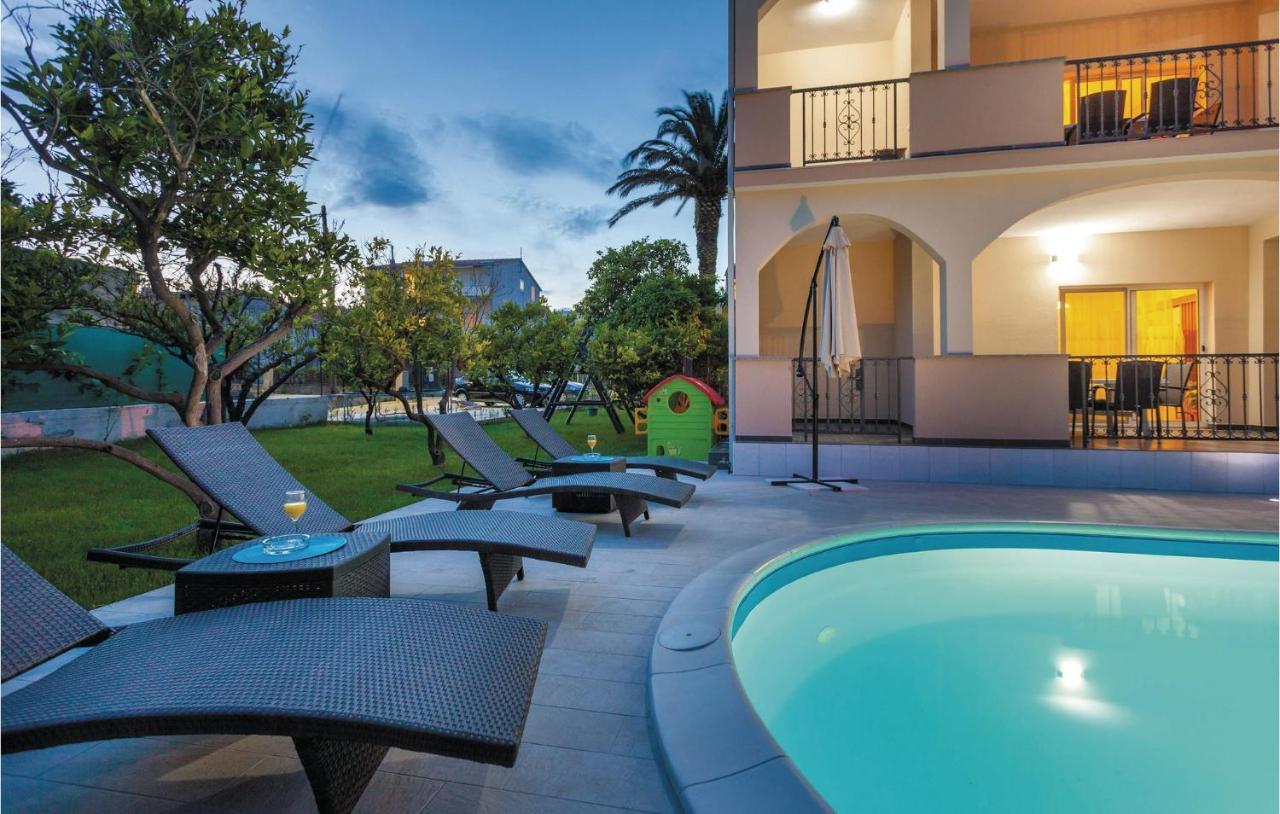 Lovely Apartment In Kastel Stafilic With Jacuzzi Kaštela Esterno foto