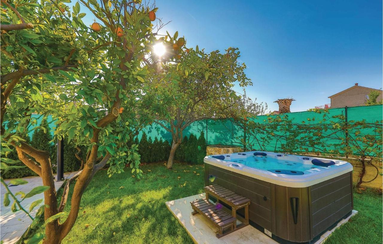 Lovely Apartment In Kastel Stafilic With Jacuzzi Kaštela Esterno foto