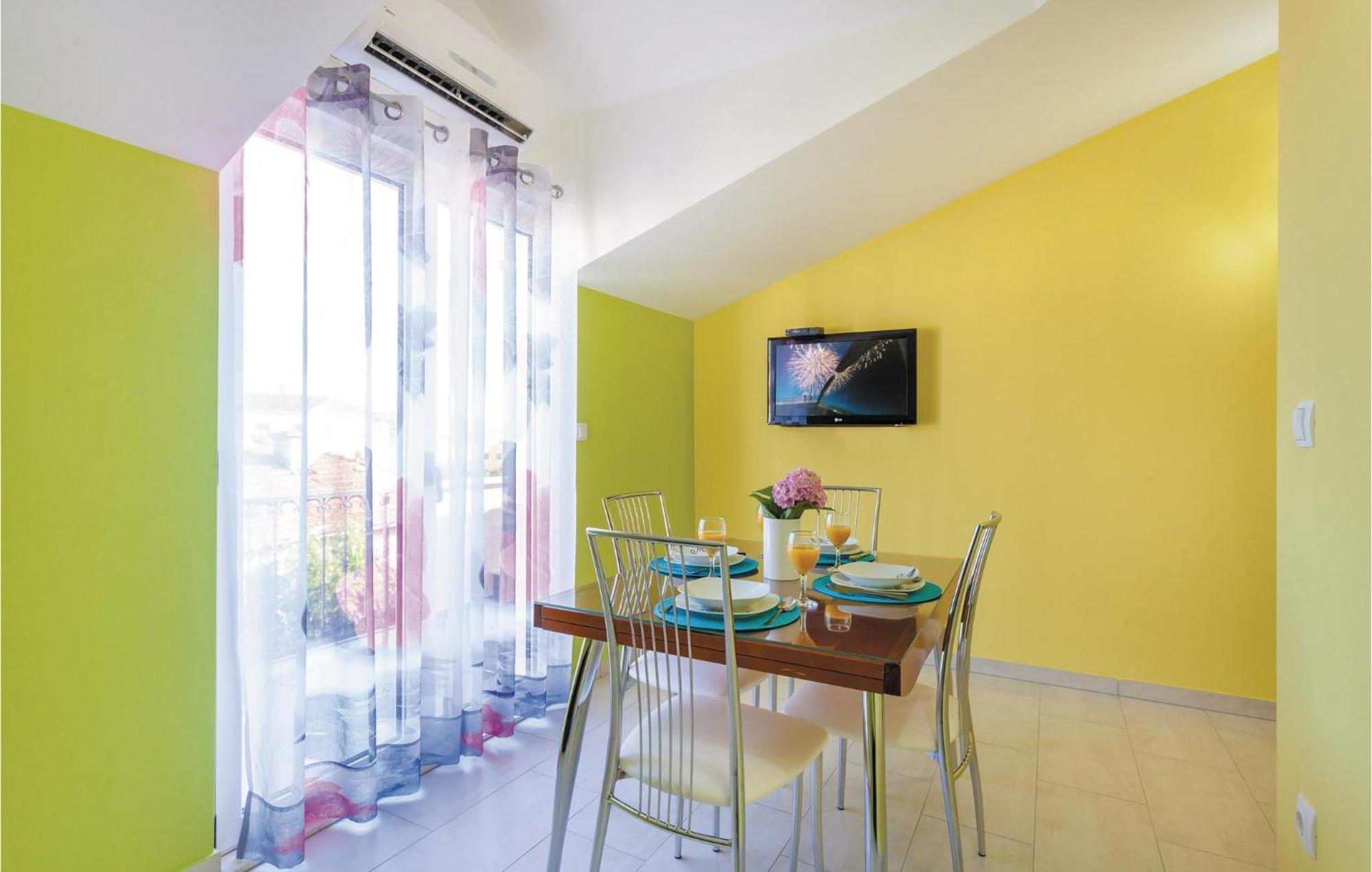 Lovely Apartment In Kastel Stafilic With Jacuzzi Kaštela Esterno foto