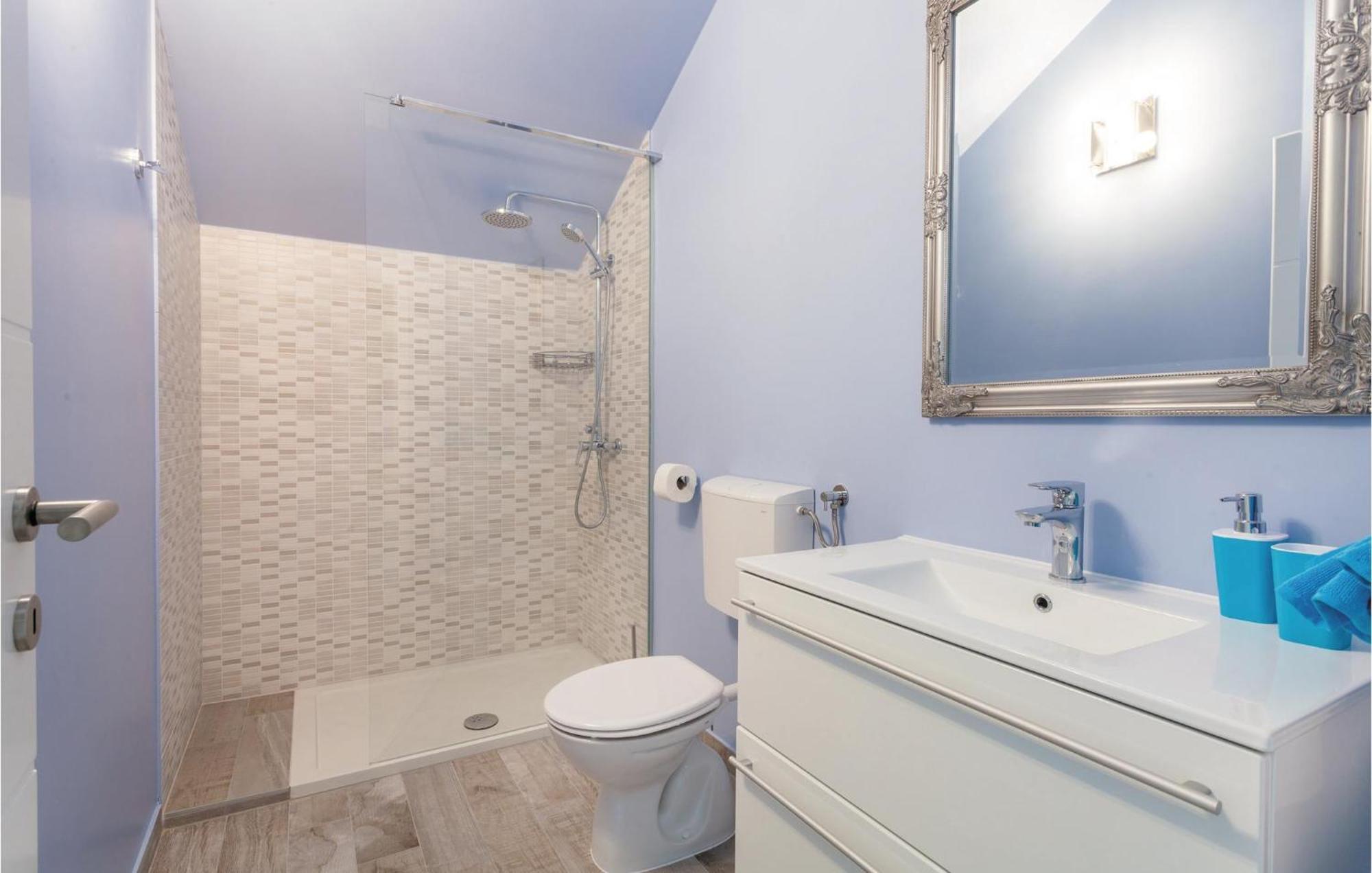 Lovely Apartment In Kastel Stafilic With Jacuzzi Kaštela Esterno foto